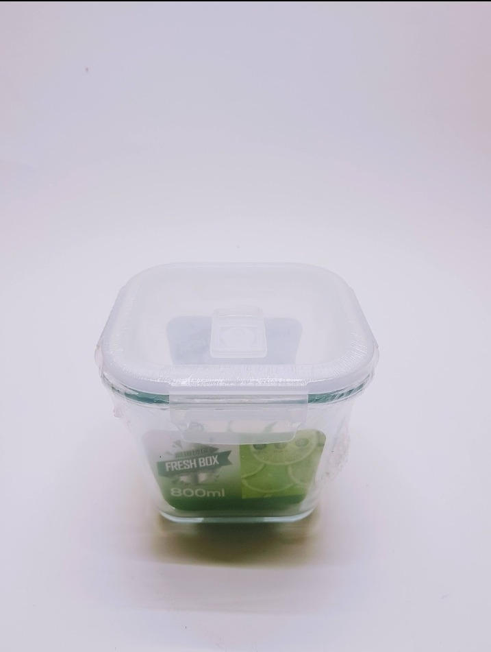 RPlastic container with a door